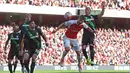Aksi Olivier Giroud yang berbuah gol saat melawan Stoke City dalam lanjutan Liga Premier Inggris di Stadion Emirates, London. Sabtu (12/9/2015). (Reuters/Alan Walter)