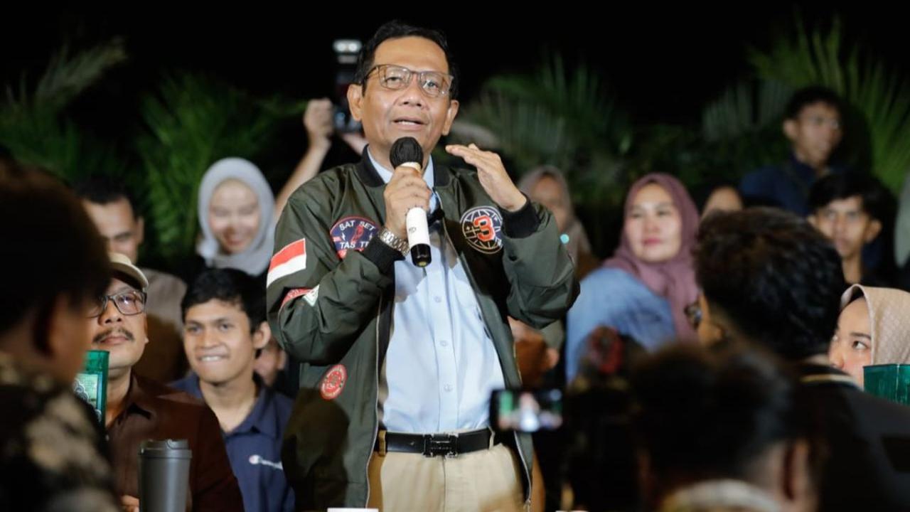Mahfud mengingatkan, sesuai konstitusi DPR RI memiliki hak melakukan hak angket dalam syarat-syarat tertentu terhadap kebijakan pemerintah.<br>