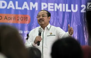 Ketua Ombudsman Amzulian Rifai memberikan sambutan saat acara Ngopi Bareng Ombudsman di Ruang Serbaguna Ombudsman RI, Jakarta, Selasa (30/4/2019). Acara ini memberikan penghormatan bagi petugas KPPS yang menjadi korban sakit maupun meninggal pada Pemilu 2019. (merdeka.com/IqbalNugroho)