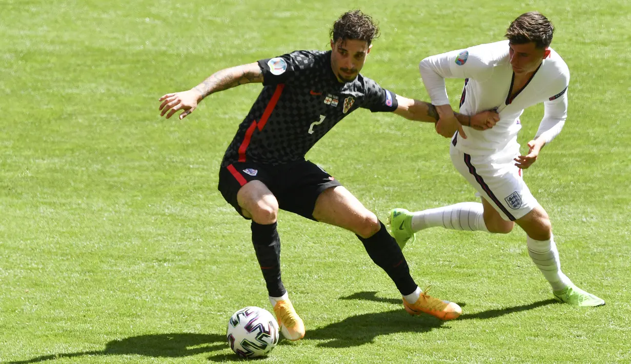 Bek Kroasia, Sime Vrsaljko mengontrol bola dari kawalan gelandang Inggris, Mason Mount pada pertandingan grup D Euro 2020 di stadion Wembley di London, Minggu (13/6/2021). Inggris menang tipis atas Kroasia dengan skor 1-0. (AP Photo/Justin Tallis, Pool )