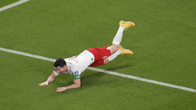 Foto: Mimpi Jadi Nyata, Robert Lewandowski Cetak Gol Perdana di Piala Dunia