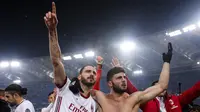 Pemain AC Milan, Leonardo Bonucci (kiri) dan Patrick Cutrone merayakan kemenangan usai menundukkan Lazio pada semifinal Coppa Italia di Stadio Olimpico, Roma, Italia, Rabu (28/2). (Angelo Carconi/ANSA via AP)