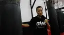 Atlet MMA, Lumban Gaol, berpose usai latihan bebas jelang laga One Championship di Syena Martial Arts, Jakarta, Rabu (16/1). Pertarungan tersebut akan berlangsung pada 19 Januari 2019 di Istora Senayan. (Bola.com/M Iqbal Ichsan)