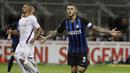 Striker Inter Milan, Mauro Icardi, melakukan selebrasi usai membobol gawang Fiorentina pada laga Serie A Italia di Stadion Giuseppe Meazza, Rabu (26/9/2018). Inter Milan menang 2-1 atas Fiorentina. (AP/Luca Bruno)