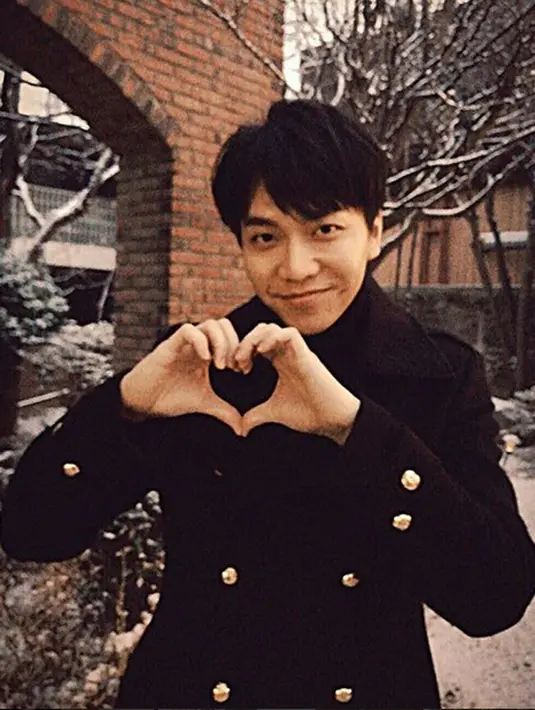 Seperti yang dilansir Allkpop, Lee Soo Geun mengatakan bahwa dirinya melihat foto sesosok wanita di dalam loker milik Lee Seung Gi. Ternyata wanita itu adalah Seolhyun AOA. (Instagram/leeseunggi.official)