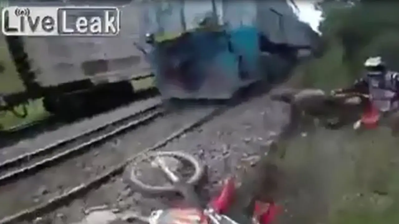 Uji Nyali, Dua Motor Trail Nekat Balapan Melalui Rel Kereta Api