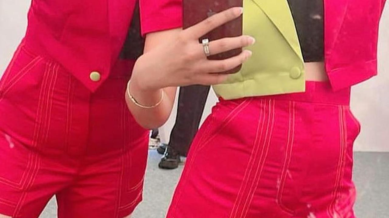 Duo Anggrek merupakan duo dangdut yang beranggotakan Devay dan Putri.