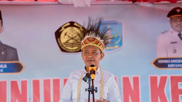 Menteri Energi dan Sumber Daya Mineral (ESDM), Bahlil Lahadalia, meninjau langsung lokasi pembangunan PLTM Wabudori. (Dok PLN)