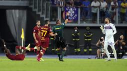 Fiorentina langsung ketiban sial ketika babak pertama baru berjalan 17 menit. Mereka harus kehilangan kiper Bartlomiej Dragowski (kanan) setelah wasit mengeluarkan kartu merah. Dragowski tampak melakukan pelanggaran keras terhadap Tammy Abraham. (Foto: AP/Gregorio Borgia)