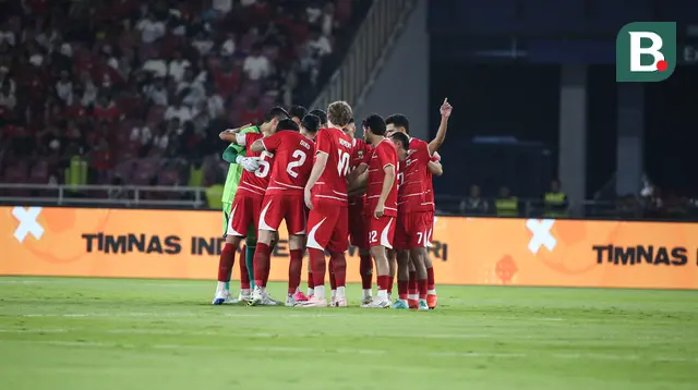 Para pemain Timnas Indonesia sesaat sebelum kick-off melawan Oman di Stadion Utama Gelora Bung Karno, Jumat (5/6/2026). (Bola.com/Abdul Aziz)