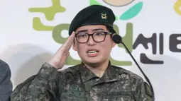 Tentara Korea Selatan Byun Hee-soo memberi hormat saat konferensi pers di Pusat Hak Asasi Manusia Militer di Seoul, Korea Selatan, Rabu (22/1/2020). Militer Korea Selatan memutuskan untuk memberhentikan Byun yang telah mengganti kelamin dengan alasan melanggar peraturan. (YONHAP/AFP)