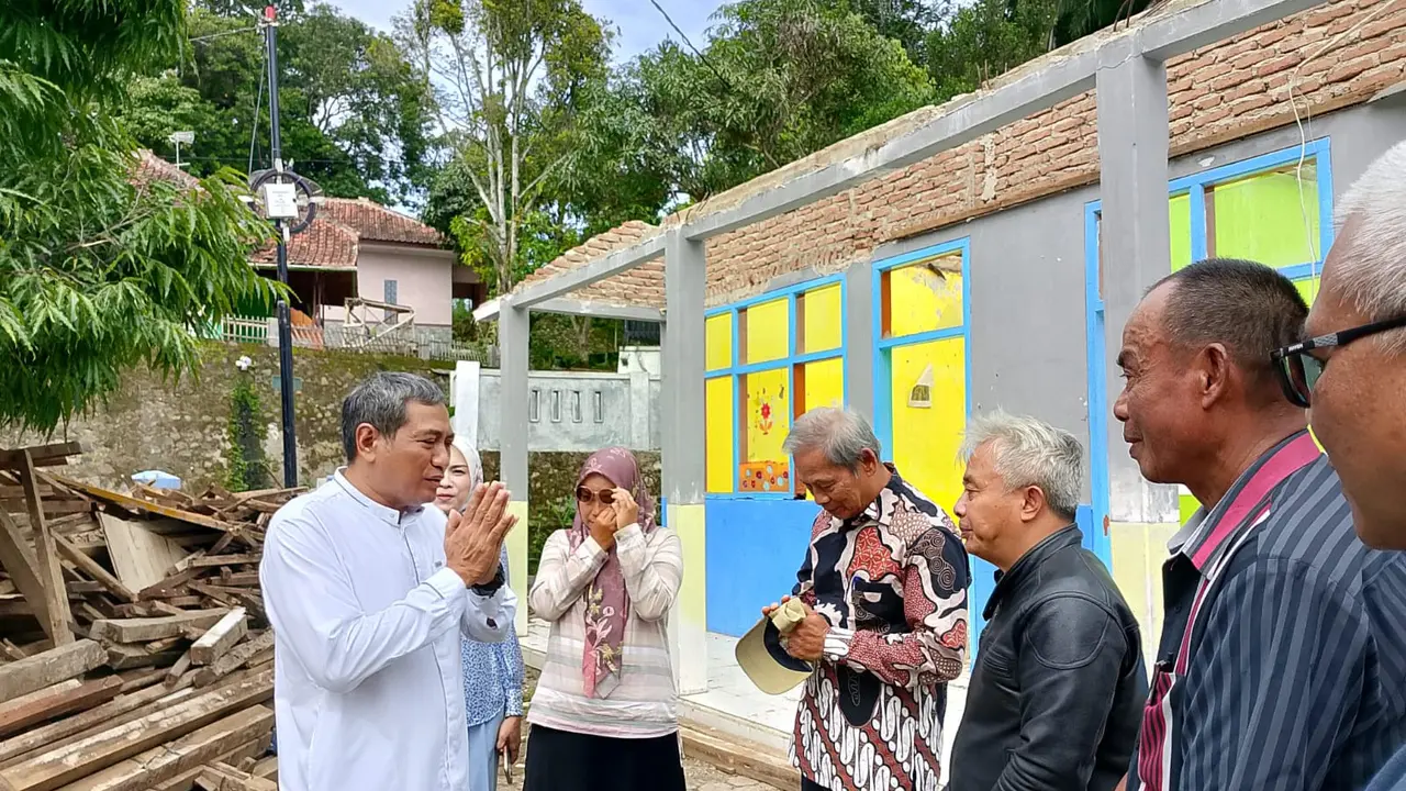 Anggota DPR RI Fraksi Gerindra dari Dapil Jawa Barat X, Haji Rokhmat Ardiyan (HRA) saat meninjau langsung kondisi sekolah TK PGRI Tinggar yang ambruk.