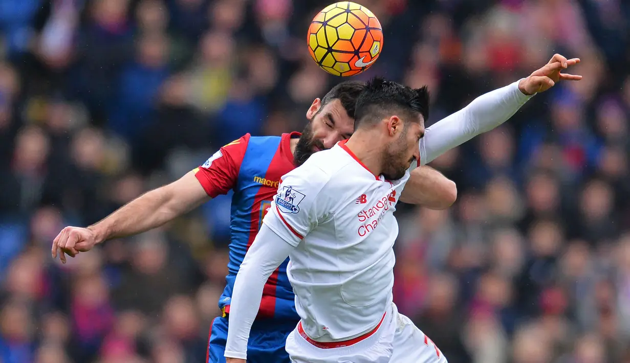 Pemain Crystal Palace, Mile Jedinak (kiri) berduel dengan pemain Liverpool, Emre Can pada lanjutan liga Inggris 2015-2016 di Stadion Selhurts Park, Minggu (6/3/2016) malam WIB. (AFP/Glyn Kirk)