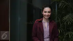 Pesinetron Velove Vexia saat ditemui di Epicentrum Kuningan, Jakarta, Selasa (15/3/2016). Velove tengah digosipkan dengan anak Prabowo Subianto karena memposting foto mereka di instagram. (Liputan6.com/Herman Zakharia)