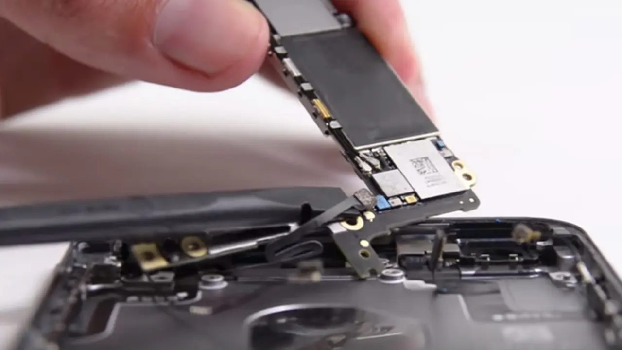 Membongkar Paksa Komponen iPhone 6s Plus