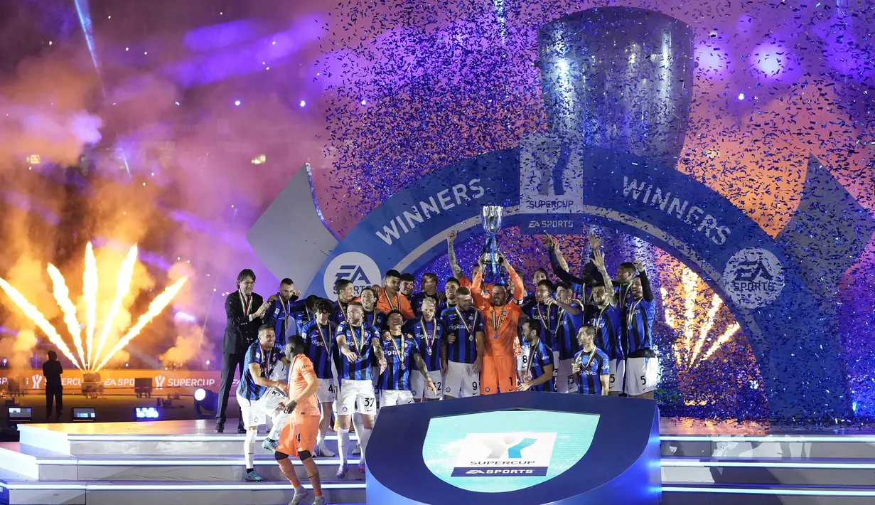 <p>Pemain Inter Milan mengangkat trofi Piala Super Italia 2022/2023 setelah berhasil mengalahkan AC Milan pada laga yang berlangsung di Stadion Internasional King Fahd, Riyadh, Arab Saudi, pada Kamis (19/1/2023) dini hari WIB. Gelar ini menjadi yang ketujuh bagi Inter Milan.&nbsp;(AP Photo/Hussein Malla)</p>