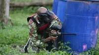 Aksi striker Persib Bandung, David da Silva saat bermain paintball, Kamis (17/11/2022). (Istimewa)