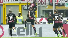 Penyerang AC Milan, Rafael Leao melakukan selebrasi setelah mencetak gol ke gawang Inter Milan pada pertandingan lanjutan Liga Serie A Italia di stadion San Siro di Milan, Italia, Sabtu (3/9/2022). Leao mencetak dua gol dan mengantar AC Milan menang tipis atas Inter Milan 3-2. (AP Photo/Luca Bruno)