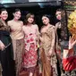 7 Potret Fuji Berbusana Tradisional, Baju Adat Minang Curi Perhatian (Sumber: Instagram/fuji_an)