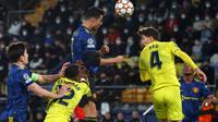 Bintang Manchester United, Cristiano Ronaldo saat melakukan sundulan dan coba diadang pemain Villarreal. (AFP)