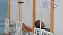 Pasien Tunisia menerima perawatan di gym yang diubah untuk menangani lonjakan infeksi COVID-19 di pusat kota Kairouan pada 4 Juli 2021. Tunisia tengah berjuang menghadapi tsunami COVID-19 sementara jumlah orang yang meninggal akibat virus corona terus melonjak tinggi. (FETHI BELAID/AFP)