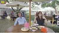 Maia Estianty belum lama ini berkesempatan ke rumah yang dijadikan tempat makan. Tampak, beberapa meja dan kursi berjejer untuk makan dan santai. [Youtube/MAIA ALELDUL TV]