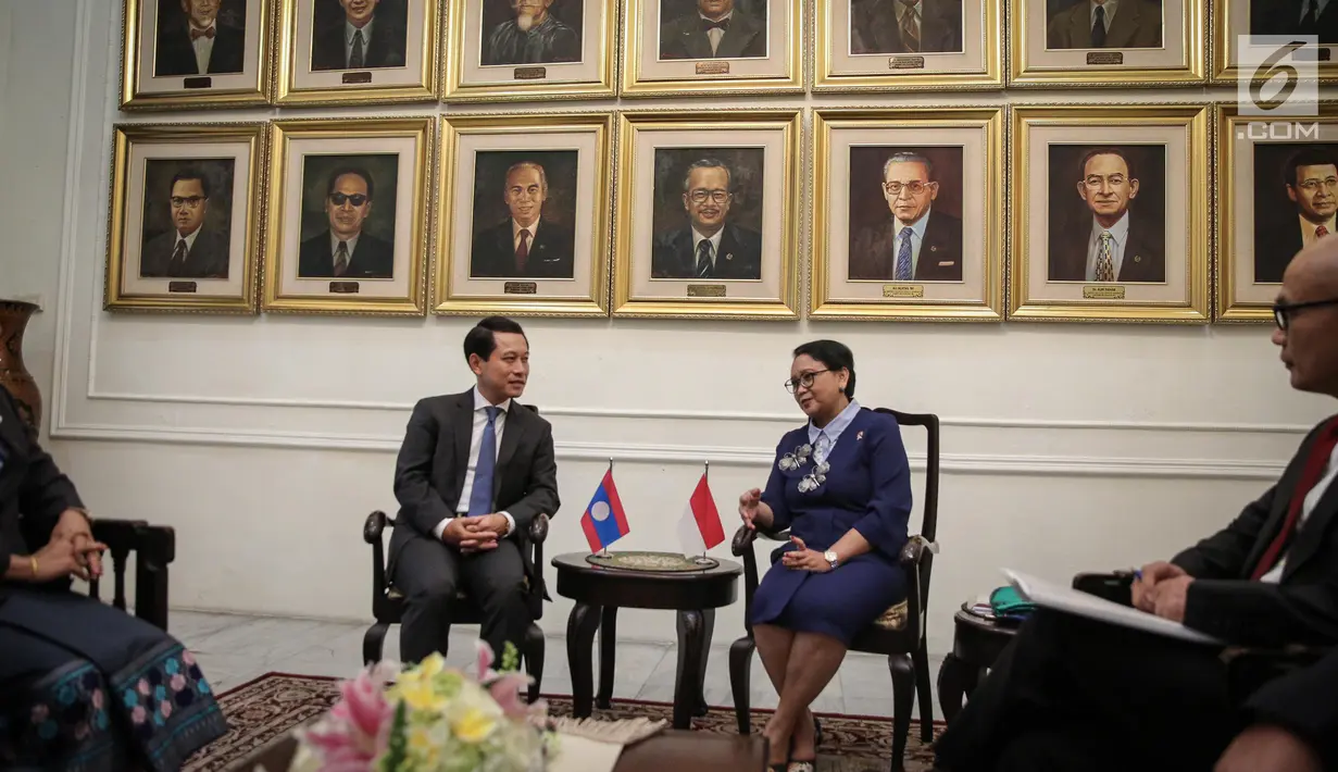 Menlu Retno Marsudi dan Menlu Laos, Saleumxay Kommasith melakukan pertemuan bilateral di Gedung Pancasila Kemlu, Kamis (27/7). Kunjungan Menlu Laos bersamaan dengan peringatan 60 tahun Hubungan Diplomatik antara kedua negara. (Liputan6.com/Faizal Fanani)