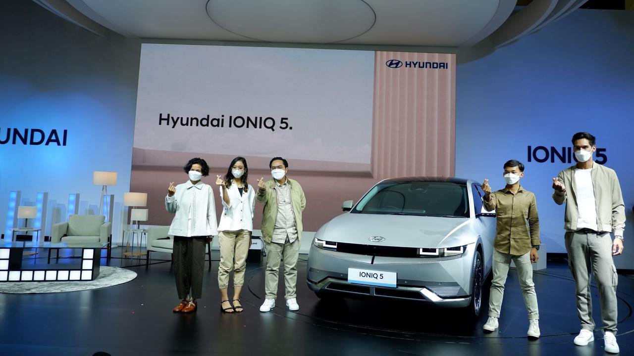 Hyundai IONIQ 5 Hadir di IIMS 2022, Richard Kyle dan Chitra Subyakto Kagumi Ragam Fitur Canggihnya