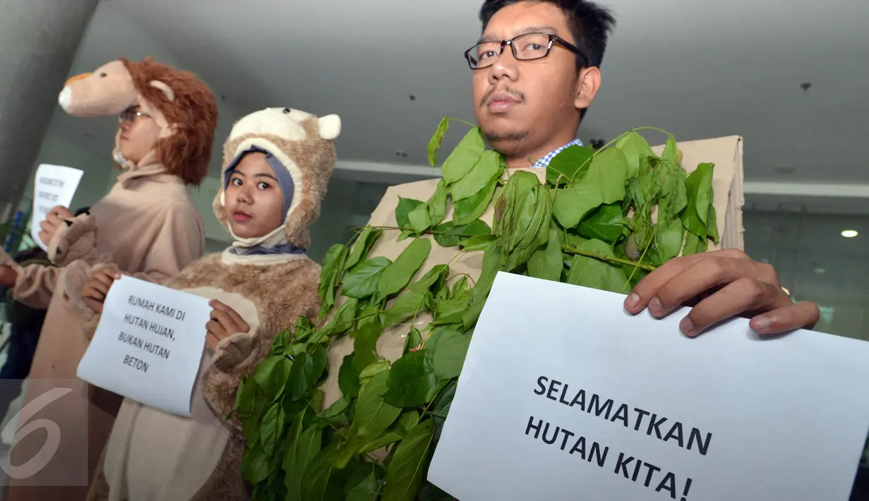 Aktivis Koalisi Anti Mafia Hutan yang merupakan gabungan dari sejumlah LSM melakukan aksi teatrikal 'Pengaduan Penghuni Hutan' di depan Gedung Komisi Yudisial (KY), Jakarta, Jumat (8/1). (Liputan6/JohanTallo)