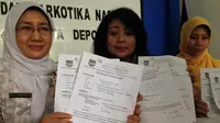 Kepala BNN Kota Depok Ajun Komisaris Besar Hesti Cahya Sari (tengah), saat mengumumkan hasil tes urine anggota DPRD Kota Depok, Jawa Barat, Kamis (6/4/2017). (Liputan6.com/Ady Anugrahadi)