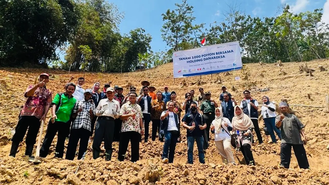 Holding Danareksa tanam 1.000 Pohon Durian” di Desa Wisata Agropolitan Organik, Sukorejo, Kabupaten Sragen, Jawa Tengah