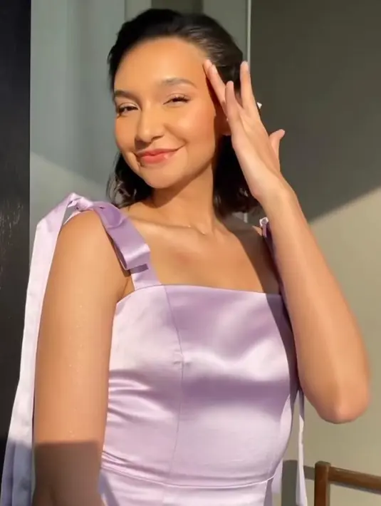 Jadi bridesmaid saat pemberkatan Pamela Bowie, Gesya Shandy tampak menawan dibalut dress satin warna lilac. [@gesyashandy]