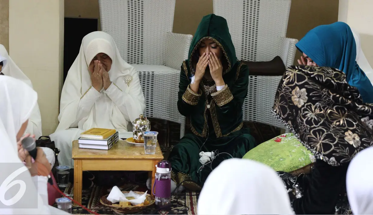 Pedangdut Julia Perez atau Jupe tampak khusyuk mengikuti pengajian di kediaman sang ibu, Sri Wulansih, di kawasan Kelapa Dua, Depok, Kamis (29/12). Pengajian tersebut digelar bertepatan dengan hari ulang tahun ibunda Jupe. (Liputan6.com/Herman Zakharia)