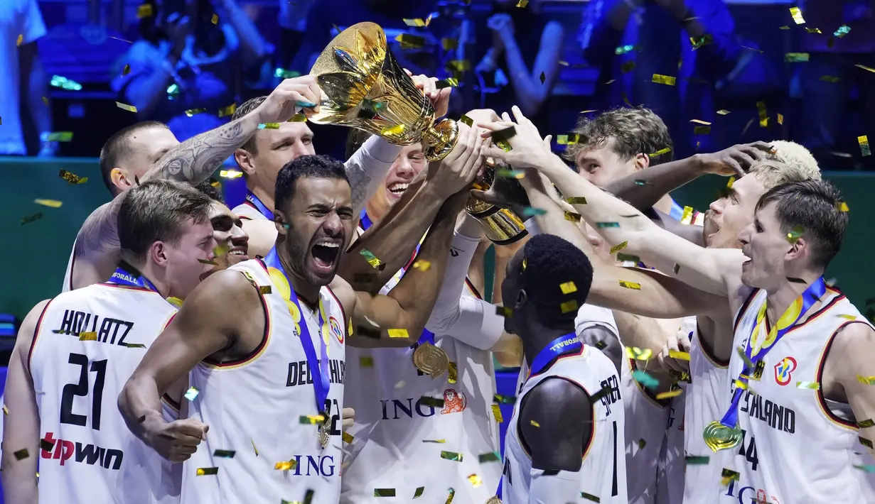 Pemain Timnas Basket Jerman melakukan selebrasi dengan mengangkat Piala Dunia FIBA 2023 setelah mengalahkan Serbia dalam pertandingan final yang berlangsung di Mall of Asia Arena, Pasay, Filipina, Minggu (10/9/2023) malam WIB. Ini menjadi gelar pertama buat Jerman sejak mengikuti Piala Dunia FIBA sejak 1986. (AP Photo/Michael Conroy)