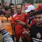 Pelatih Persija, Bambang Nurdiansyah (tengah) berpose dengan penggemar usai memimpin latihan di NYTC PSSI, Sawangan, Depok, Sabtu (31/10/2015). Banur juga pernah menjadi pelatih sementara Timnas Indonesia pada 2005. (Liputan6.com/Helmi Fithriansyah)  