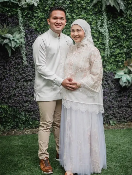 Kala pengajian, Kesha Ratuliu tampil cantik dengan padanan blus brokat dan rok tulle. @kesharatuliu05.