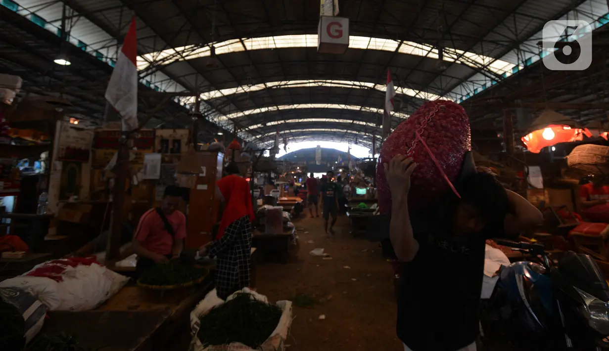 Para pedagang menjalankan aktivitas rutin jual beli sayur mayur di pasar Induk Kramat Jati, Jakarta, Rabu (7/4/2021).  Semua bahan pangan seperti cabai dan bawang akan stabil jelang puasa Ramadan dan Lebaran Idul Fitri 2021. (merdeka.com/Imam Buhori)