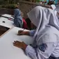 Sejumlah siswa SMK di Bandung mengikuti acara menggambar di kawasan hutan kota Babakan Siliwangi