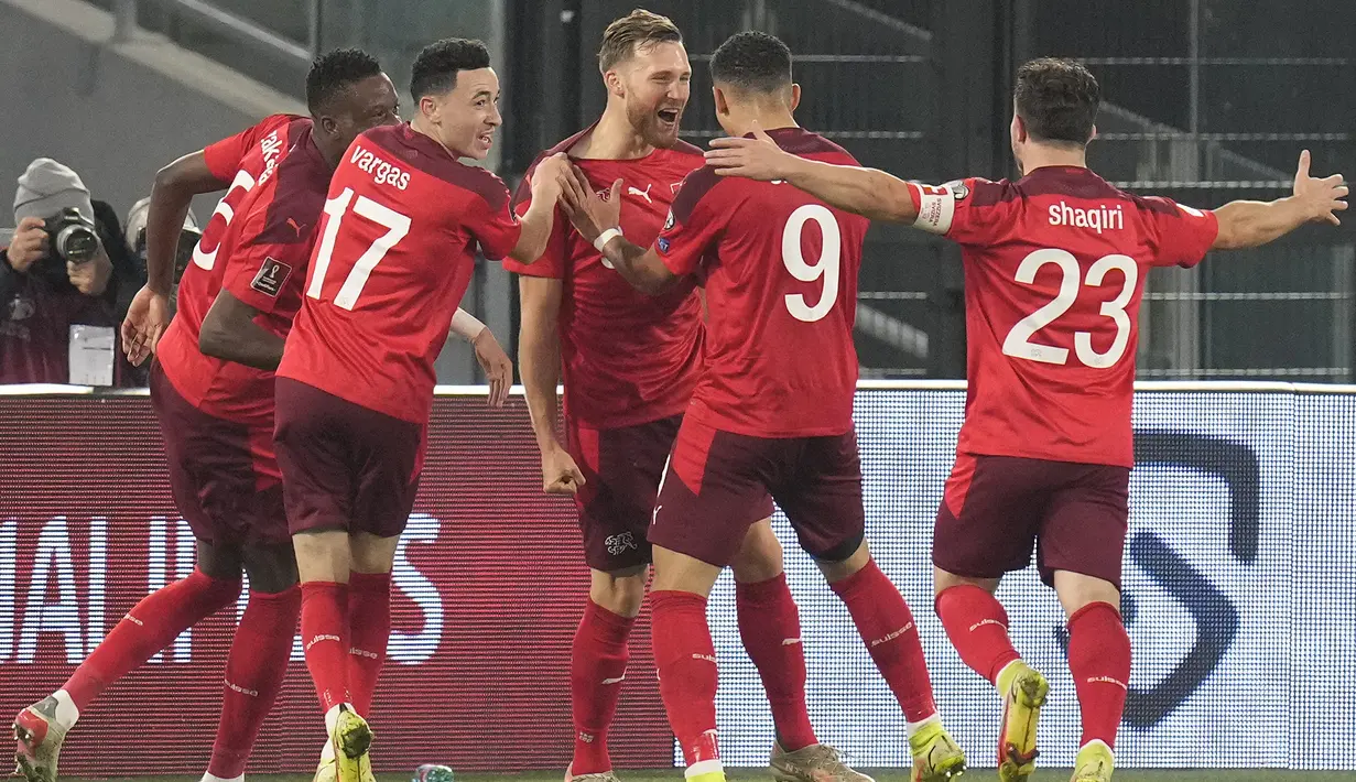 Bek Swiss, Silvan Widmer (tengah) berselebrasi usai mencetak gol ke gawang Italia pada pertandingan Grup C kualifikasi Piala Dunia 2022 di stadion Olimpiade Roma, Sabtu (13/11/2021). Hasil ini membuat Swiss berada di posisi kedua klasemen dengan poin sama dengan Italia. (AP Photo/Gregorio Borgia)