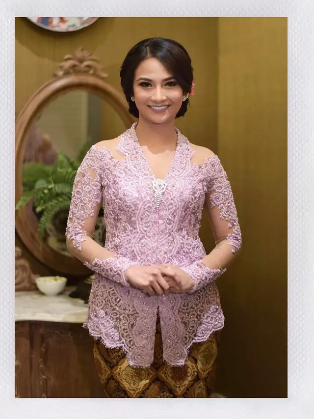 Dikabarkan Menikah, Ini 6 Pesona Vanessa Angel dalam Balutan Kebaya