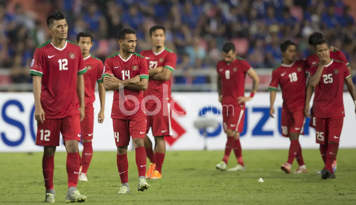 Raut wajah sedih pemain Timnas Indonesia usai kalah dari Thailand pada laga final leg kedua Piala AFF 2016 di Thailand, (17/12/2016). (Bola.com/Vitalis Yogi Trisna)