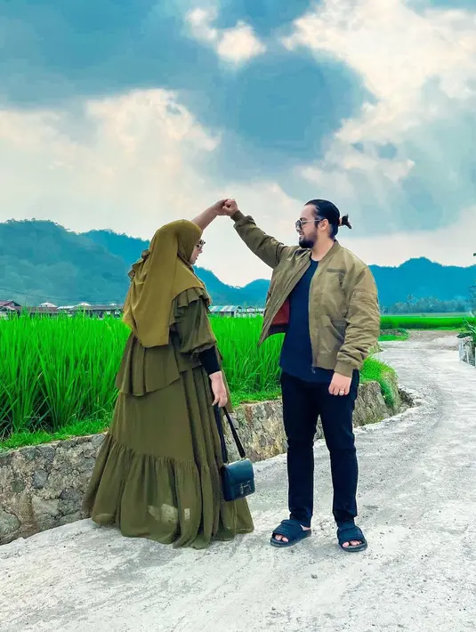 Tak sedikit netizen yang menyumpahi selebgram dengan 1,3 juta pengikut itu jatuh miskin. Tasyi Athasyia lantas mengklarifkasi. Ia mengaku tak tahu harga tanah dan rumah. Wajar jika ia baru ngeh bahwa 1 miliar rupiah bisa untuk beli tanah bahkan rumah di sejumlah daerah. Tasyi Athasyia lewat Instagram Stories, Senin (/8/2022), mengaku ogah baca komentar negatif karena tak kuat. (Foto: Dok. Instagram @tasyiiathasyia)