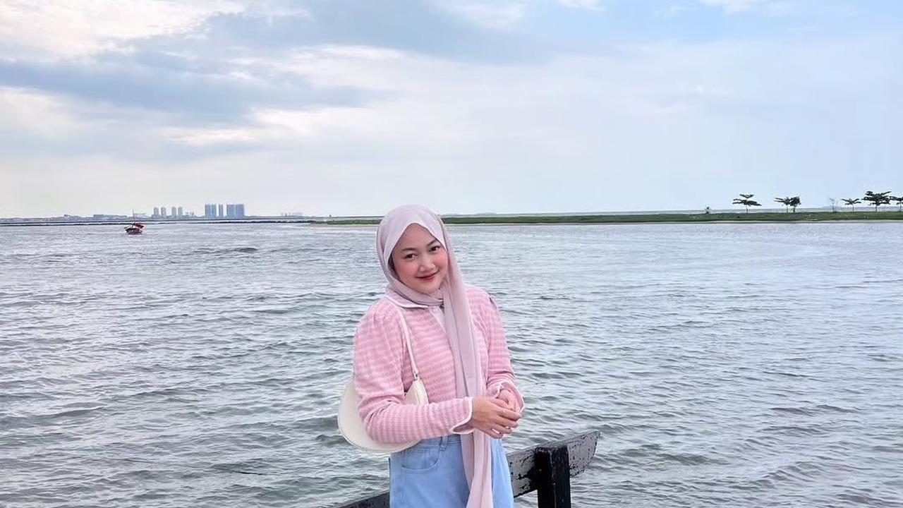 6 Inspirasi OOTD Hijab Pantai Simpel yang Nyaman dan Stylish, Cocok untuk Foto - Main Air