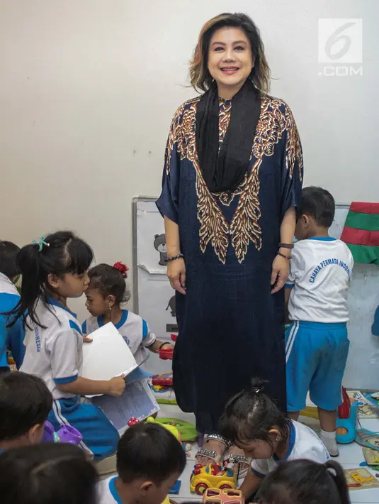 Pendiri Yayasan Pansophia Nusantara, Millie Lukito melihat anak-anak Pendidikan anak usia dini (PAUD) Cahaya Permata Indonesia (CPI) belajar di Rusunawa Marunda, Jakarta Utara, Jumat (30/11). (Liputan6.com/Faizal Fanani)