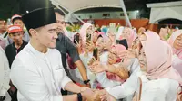 Ketua Umum Partai Solidaritas Indonesia (PSI) Kaesang Pangarep menghadiri acara Istighosah Maulid Nabi Muhammad SAW dan milad PSI yang ke-10 di Pahlawan Business Center, kota Madiun, Jawa Timur. (Foto: Istimewa).