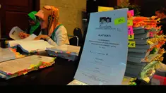 Tim Prabowo-Hatta menyerahkan bukti berkas gugatan ke Mahkamah Konsitusi (MK) (Liputan6.com/Andrian M Tunay)
