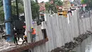 Proses pemasangan turab di Kali Sentiong, Jakarta Pusat, Rabu (15/3/2016). Pemasangan turab tersebut dilakukan untuk memperkokoh dinding kali agar lebih kuat, terutama saat musim hujan. (Liputan6.com/Immanuel Antonius)