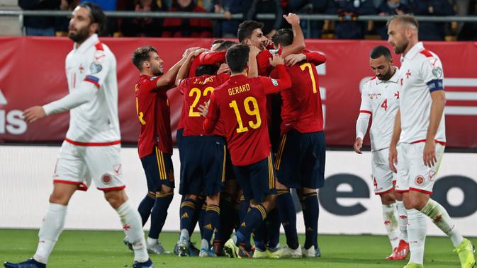 Para pemain Spanyol merayakan gol Pau Torres ke gawang Malta pada babak kualifikasi Grup F Piala Eropa 2020 di Stadion Ramon de Carranza, Cadiz, Spanyol, Jumat (15/11/2019). Spanyol menang 7-0. (AP Photo/Miguel Morenatti)