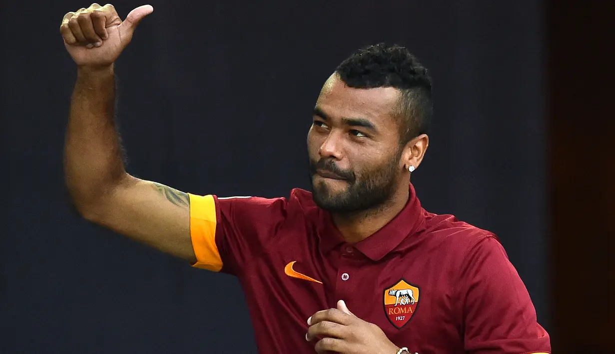 Bek baru AS Roma, Ashley Cole saat diperkenalkan menjelang laga persahabatan antara AS Roma menghadapi Fenerbahce di Olympic Stadium, Roma (19/8/2014). Ashley Cole yang telah pensiun bersama Derby County pada Agustus 2019 tercatat pernah membela Chelsea selama 8 musim mulai 2006/2007 hingga 2013/2014. Pada awal musim 2014/2015 ia hengkang ke AS Roma dengan status bebas transfer. Hanya bertahan 1,5 musim, ia hijrah ke MLS untuk membela Los Angeles Galaxy pada tengah muism 2015/2016. (AFP/Gabriel Bouys)