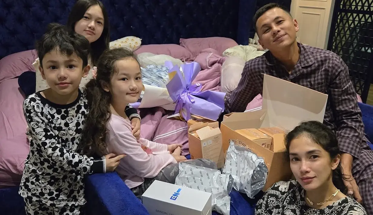 Salah satu momen yang menarik perhatian adalah kejutan ulang tahun yang diberikan kepada Sheva saat ia baru bangun tidur. Sheva yang masih mengenakan baju tidur tampak terkejut dan bahagia menerima kejutan dari orangtuanya. Momen ini menunjukkan betapa dekat dan hangat hubungan Sheva dengan keluarganya. Sikap manis Saka memeluk sang kakak juga curi perhatian sekaligus gemas. (Liputan6.com/IG/@ussypratama)